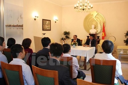 Célébration du 126ème anniversaire du Président Ho Chi Minh à l’étranger - ảnh 1